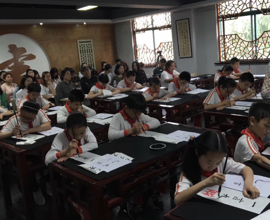 学生上书法软笔课
